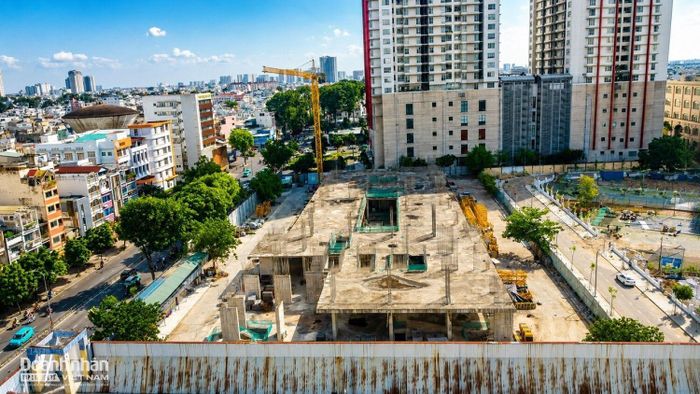  Dự án từng được khởi động lại vào cuối năm 2025 với sự tham gia của một tổng thầu khác, tuy nhiên sau đó tiến độ tiếp tục gián đoạn. Hiện tại, nhà thầu mới đã đưa cẩu tháp vào công trường.