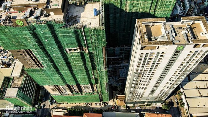  Hiện Novaland đã bàn giao hơn 20 dự án nhà ở tại TP HCM. Theo doanh nghiệp, trước đây một số dự án gặp vướng mắc liên quan đến nghĩa vụ tài chính về đất đai, ảnh hưởng đến quá trình hoàn tất thủ tục cấp sổ hồng cho cư dân. Năm 2026, doanh nghiệp đặt mục tiêu hoàn thiện hồ sơ pháp lý cho khoảng 6.000 căn hộ, nâng tổng số căn hộ dự kiến được cấp sổ hồng lên hơn 9.000. Đối với dự án Victoria Village, doanh nghiệp cho biết đã hoàn tất các thủ tục pháp lý và đang bàn giao sản phẩm cho khách hàng.