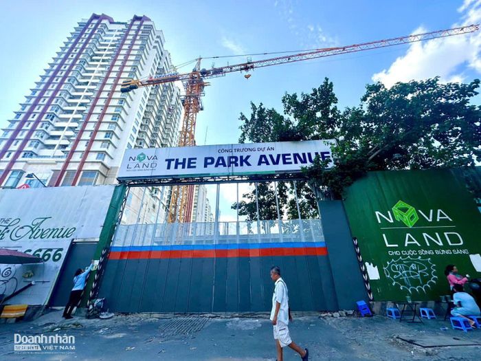  The Park Avenue được cấp phép xây dựng từ năm 2016 nhưng phải dừng thi công trong thời gian dài và khu đất từng được tận dụng làm bãi giữ xe, kinh doanh dịch vụ quán ăn, cà phê...