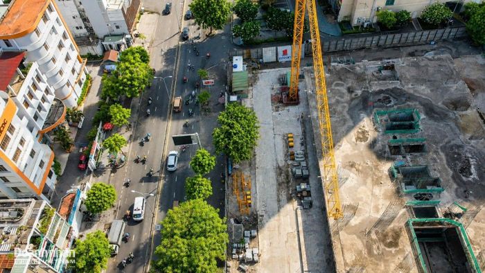  Theo thông tin từ đơn vị thi công là CTCP Xây dựng và Thiết kế số 1 (Decofi), dự án đã được triển khai trở lại từ giữa tháng 7 sau nhiều năm gần như “đứng hình”.
