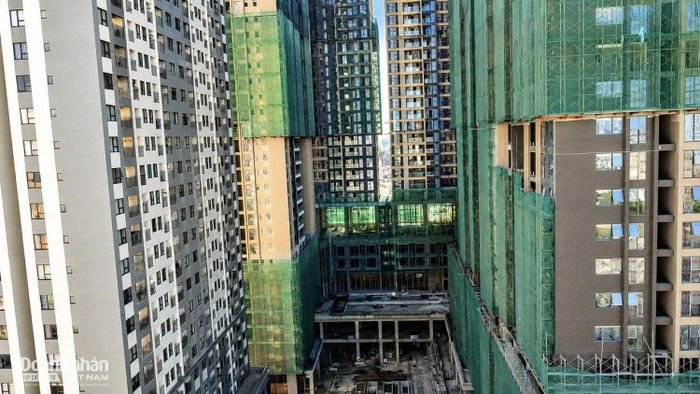  Theo tìm hiểu, hiện các trang mạng đang chào bán dự án có mức giá 350 triệu đồng/m2 (chưa bao gồm thuế VAT và phí bảo trì chung cư 2%), tăng gấp nhiều lần so với thời gian đầu giới thiệu ra thị trường.