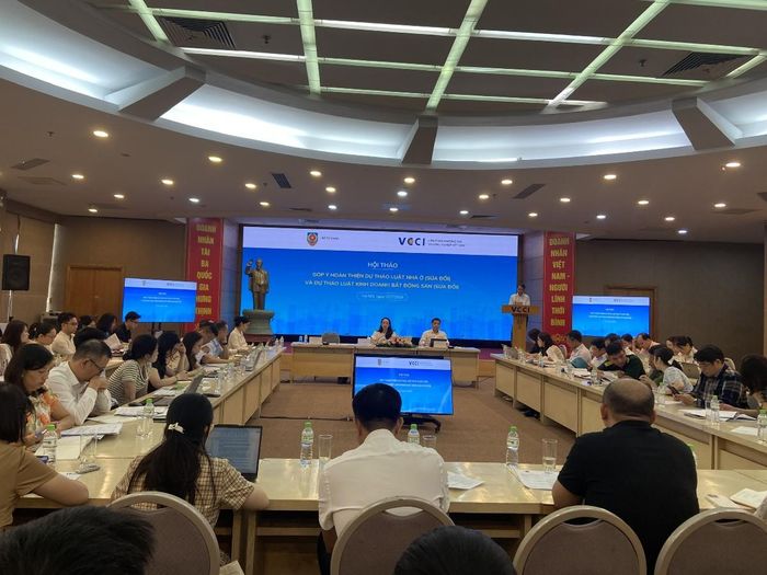 Hội thảo “Góp ý hoàn thiện dự thảo Luật Nhà ở (sửa đổi) và Luật Kinh doanh Bất động sản (sửa đổi)”. Ảnh: Song Hà.