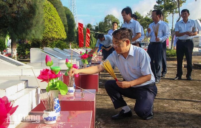 Thắp hương tại khu vực phần mộ liệt sĩ ngành Bưu điện, đường dây T70.