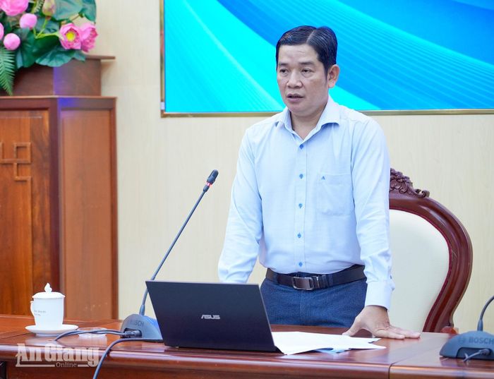 Phó Giám đốc Sở Tài chính tỉnh An Giang Trương Ngọc Hưng báo cáo tình hình phát triển kinh tế - xã hội của tỉnh trong 6 tháng đầu năm 2026 tại hội nghị. Ảnh: THỤY DU