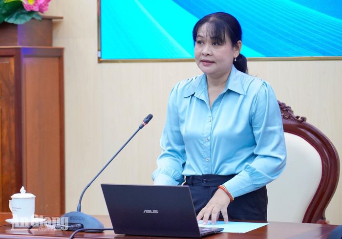Trưởng Phòng Người có công, Sở Nội vụ tỉnh An Giang Nguyễn Thị Lan Phương báo cáo chuyên đề tại hội nghị. Ảnh: THỤY DU