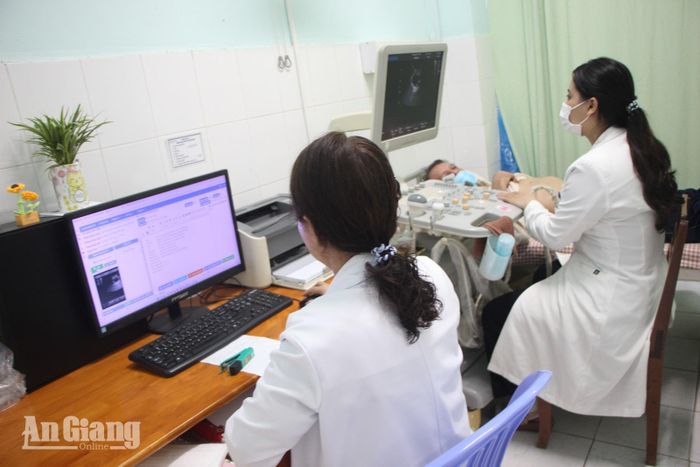 Bác sĩ siêu âm tầm soát bệnh tại Trung tâm Y tế Châu Phú.