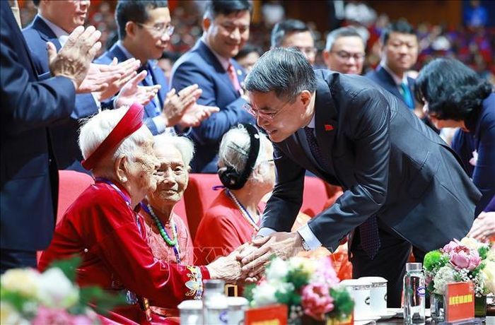 Thủ tướng Lê Minh Hưng thăm hỏi các Mẹ Việt Nam Anh hùng dự Hội nghị Tri ân người có công với cách mạng toàn quốc năm 2026. Ảnh: Dương Giang/TTXVN