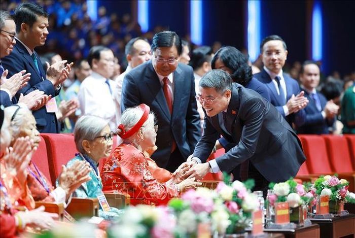 Thủ tướng Lê Minh Hưng thăm hỏi các Mẹ Việt Nam Anh hùng dự Hội nghị Tri ân người có công với cách mạng toàn quốc năm 2026. Ảnh: Dương Giang/TTXVN