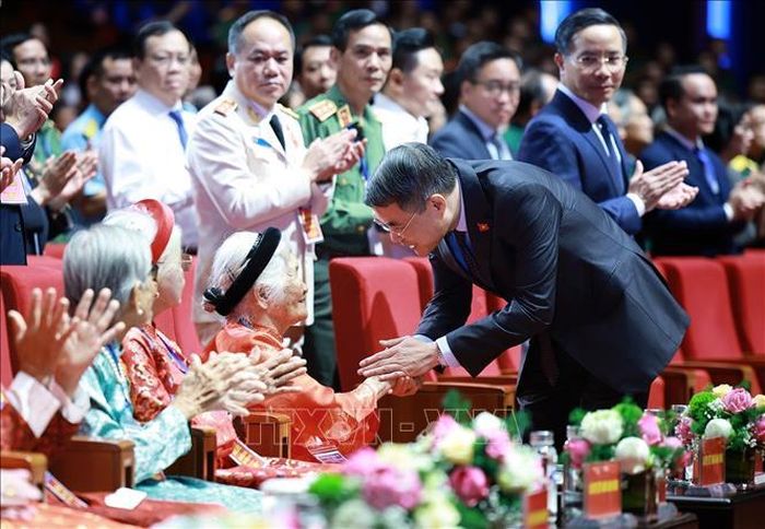 Thủ tướng Lê Minh Hưng thăm hỏi các Mẹ Việt Nam Anh hùng dự Hội nghị Tri ân người có công với cách mạng toàn quốc năm 2026. Ảnh: Dương Giang/TTXVN