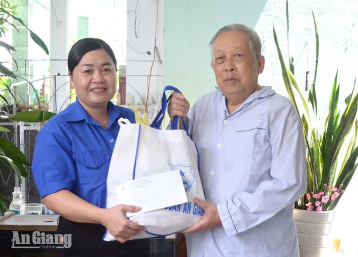 Phó Bí thư Thường trực Tỉnh đoàn An Giang Thị Phương Hồng tặng quà cho gia đình ông Đặng Văn Vịnh, thương binh 2/4, ngụ phường Rạch Giá.