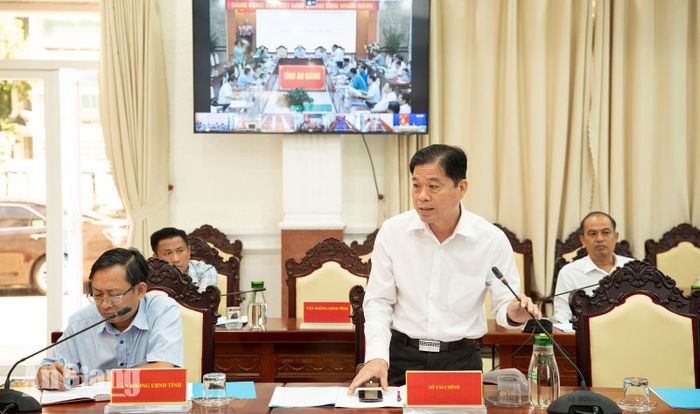 Giám đốc Sở Tài chính tỉnh An Giang Phạm Minh Tâm báo cáo tình hình giải ngân vốn đầu tư công.