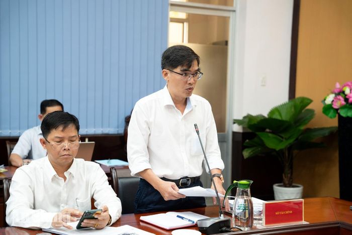 Lãnh đạo Sở Tài chính báo cáo tại cuộc họp.