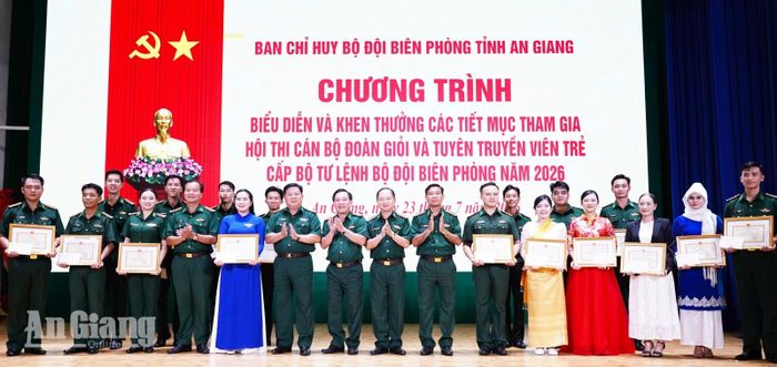 Đảng ủy, Ban Chỉ huy Bộ đội Biên phòng tỉnh An Giang khen thưởng các cá nhân.