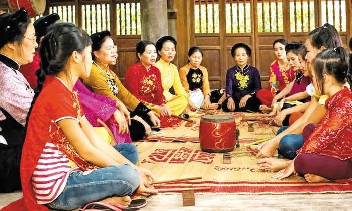  Các nghệ nhân truyền dạy ca trù cho thế hệ trẻ tại đình Lỗ Hạnh. 