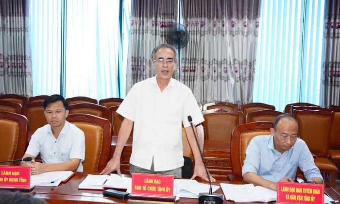  Đồng chí Ngô Văn Nam, Tỉnh ủy viên, Phó Trưởng Ban Thường trực Ban Tổ chức Tỉnh ủy trao đổi một số nội dung tại buổi làm việc. 