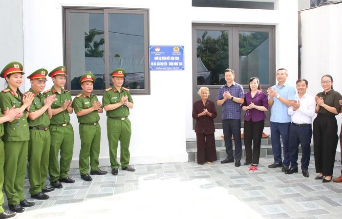  Các đại biểu gắn biển, bàn giao công trình nhà "Đại đoàn kết" cho gia đình bà Bùi Thị Liên. 
