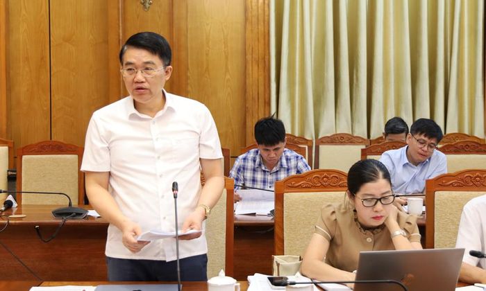  Lãnh đạo Sở Nông nghiệp và Môi trường báo cáo tiến độ triển khai các dự án đấu giá quyền sử dụng đất. 