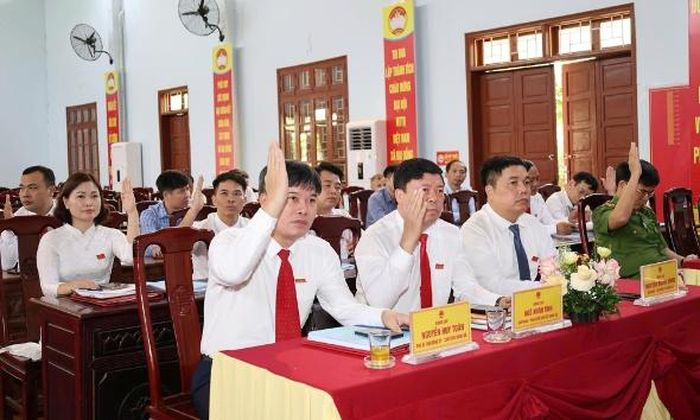  Đại biểu HĐND xã Đại Đồng biểu quyết thông qua các nghị quyết. 