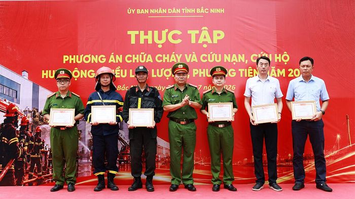  Đại tá Trần Thế Cường, Phó Giám đốc Công an tỉnh trao Giấy khen cho các tập thể có đóng góp cho công tác thực tập phương án chữa cháy. 
