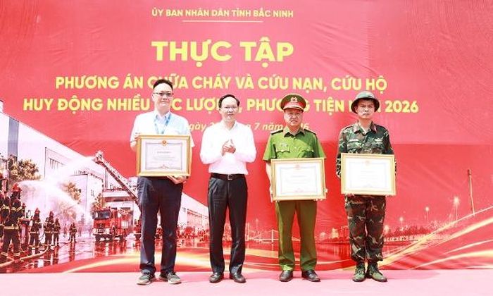  Đồng chí Phạm Văn Thịnh trao Bằng khen của Chủ tịch UBND tỉnh cho các cá nhân có đóng góp tích cực cho công tác thực tập phương án chữa cháy. 