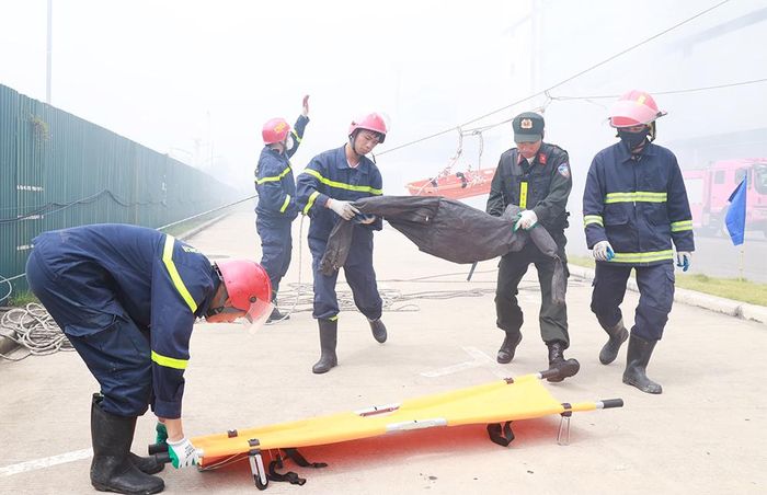  Cán bộ, chiến sĩ Phòng Cảnh sát phòng cháy, chữa cháy và cứu nạn, cứu hộ đưa nạn nhân mắc kẹt ở tầng cao xuống an toàn. 