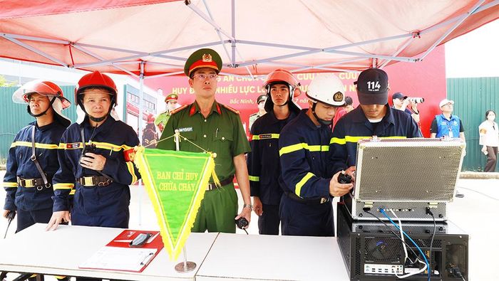  Các đồng chí lãnh đạo Phòng Cảnh sát phòng cháy, chữa cháy và cứu nạn, cứu hộ trực tiếp chỉ huy cán bộ, chiến sĩ và chỉ đạo cán bộ sử dụng phương tiện bay không người lái phát hiện người mắc kẹt. 