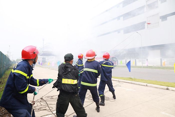  Cán bộ, chiến sĩ một số đơn vị chung sức đưa nạn nhân mắc kẹt từ trên cao xuống bằng ròng rọc. 