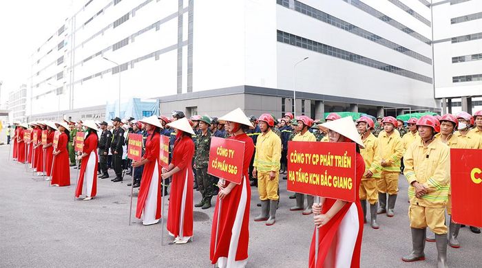  Các đơn vị tham gia thực tập phương án chữa cháy và cứu nạn, cứu hộ tại Công ty trách nhiệm hữu hạn Fukang Technology. 