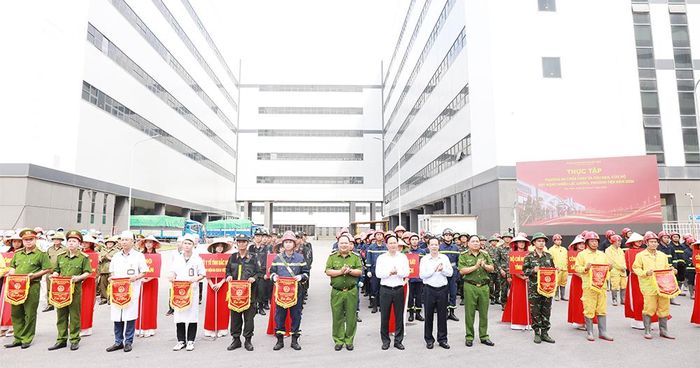  Các đồng chí lãnh đạo tặng cờ lưu niệm cho những đơn vị tham gia thực tập chữa cháy và cứu nạn, cứu hộ. 