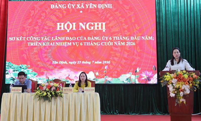 Các đồng chí lãnh đạo xã Yên Định chủ trì hội nghị.