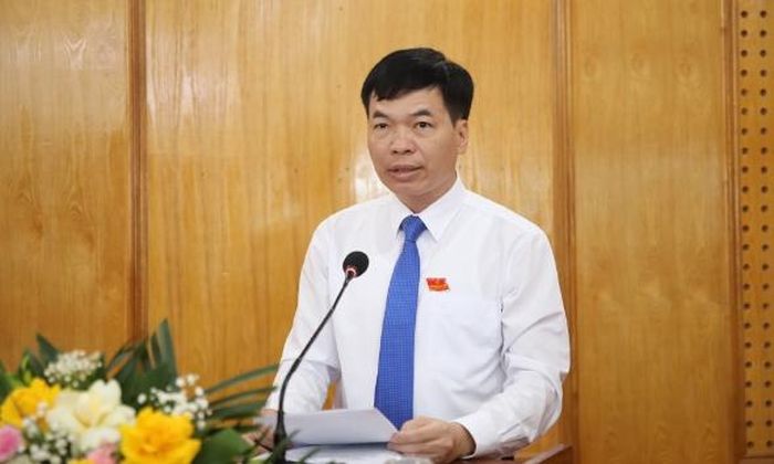 Đồng chí Nguyễn Viết Toàn, Bí thư Đảng ủy, Chủ tịch HĐND xã phát biểu tại kỳ họp.