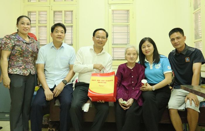  Đồng chí Phạm Văn Thịnh (thứ 3 từ trái qua) cùng lãnh đạo Hội Liên hiệp Phụ nữ tỉnh và xã Gia Bình thăm, động viên các gia đình tạm cư. 