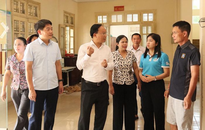  Đồng chí Phạm Văn Thịnh chia sẻ, động viên các hộ dân tại khu tạm cư. 