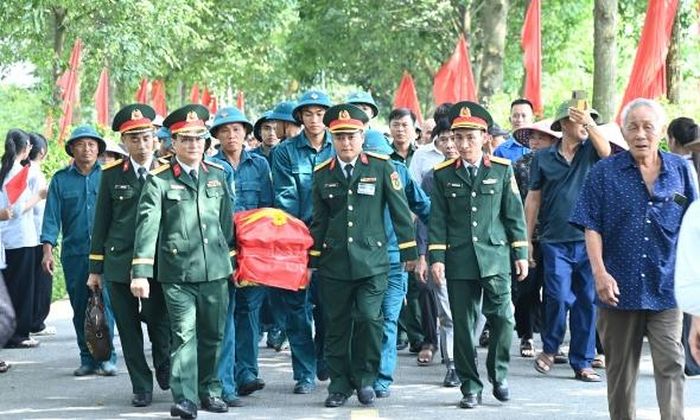  Cán bộ, chiến sĩ lực lượng vũ trang cùng chính quyền địa phương, người thân, Nhân dân địa phương đón hài cốt liệt sĩ Nguyễn Công Lưu về Nghĩa trang Liệt sĩ Danh Thắng. 