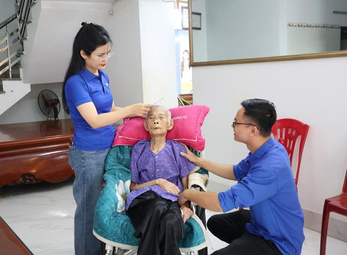  Đoàn viên, thanh niên Chi đoàn Báo và Phát thanh, Truyền hình Bắc Ninh trò chuyện cùng Mẹ Việt Nam Anh hùng Đỗ Thị Yên. 