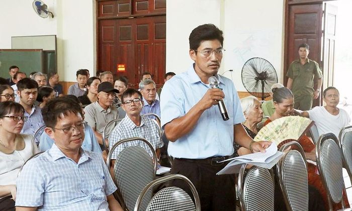  Đại diện người dân thôn Hoài Uyên kiến nghị tại buổi đối thoại. 