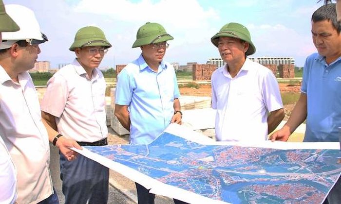  Đồng chí Ngô Tân Phượng kiểm tra vị trí tái định cư phường Kinh Bắc thuộc dự án đầu tư các tuyến đường tỉnh 295C, đường tỉnh 285B kết nối các xã: Tam Đa, Yên Trung, Yên Phong, Tam Giang và phường Kinh Bắc qua các khu công nghiệp với quốc lộ 3 mới; đường tỉnh 277 kết nối với cầu Hà Bắc 2, đường Vành đai 4. 