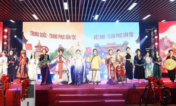  Đoàn viên công đoàn trình diễn trang phục truyền thống. 