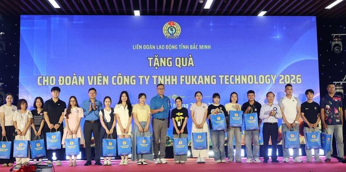  Đồng chí Trần Văn Tuấn (thứ tư từ phải sang) cùng đại diện ban chuyên môn Tổng Liên đoàn Lao động Việt Nam và lãnh đạo doanh nghiệp trao quà cho đoàn viên. 