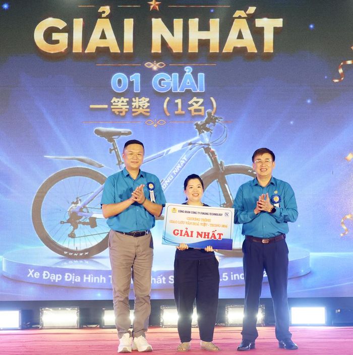  Đồng chí Thạch Văn Chung (bên phải) và lãnh đạo doanh nghiệp trao phần thưởng cho công nhân trong chương trình bốc thăm trúng thưởng. 