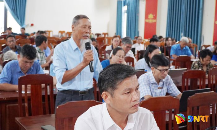 Nhân dân xã Phước Trà tham gia góp ý xây dựng đội ngũ cán bộ, công chức, viên chức xã sau một năm vận hành mô hình chính quyền địa phương 2 cấp. Ảnh: N.ĐOAN