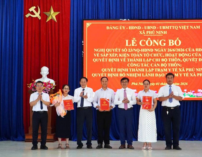 Ban Thường vụ Đảng ủy xã Phú Ninh công bố quyết định công bố nhân sự chủ chốt của thôn mới sau sắp xếp. Ảnh: N.ĐOAN