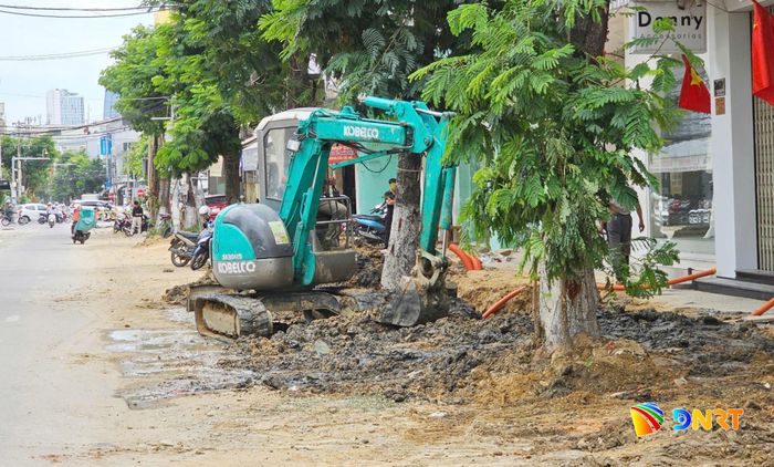 Xong hệ thống thoát nước, đơn vị thi công nhanh chóng hoàn trả mặt đường, vỉa hè. Ảnh: THÀNH LÂN