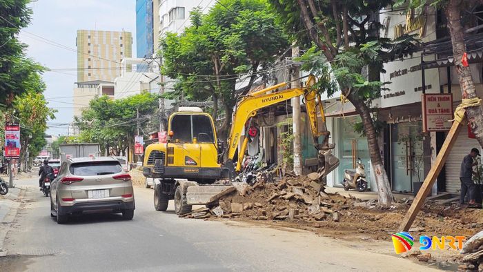 Đường Phan châu trinh cũng đang được gấp rút thi công theo chỉ đạo của UBND thành phố. Ảnh: THÀNH LÂN