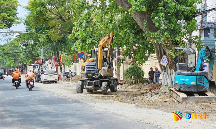 Đơn vị thi công đang hoàn trả mặt đường Lê Lợi. Ảnh: THÀNH LÂN