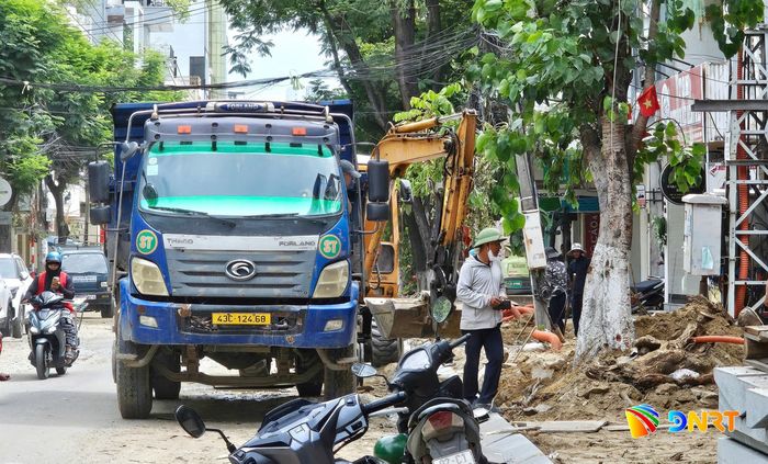 Nhiều trang thiết bị được huy động để sớm hoàn thành dự án. Ảnh: THÀNH LÂN
