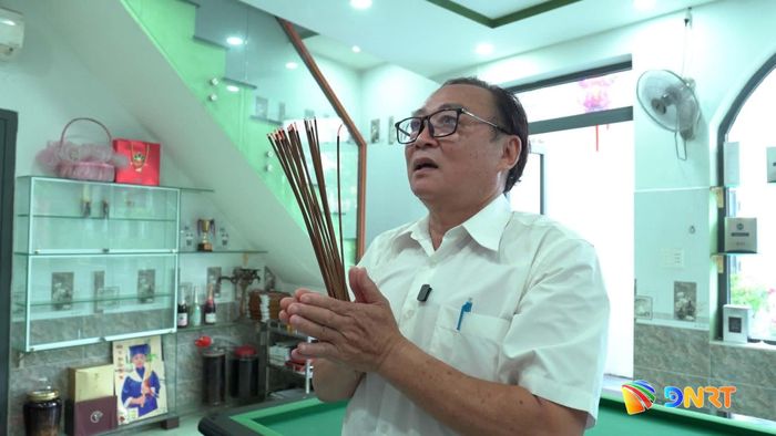 Ông Võ Đình Thế thắp 17 nhang trên bàn thờ 17 liệt sĩ tại tư gia.