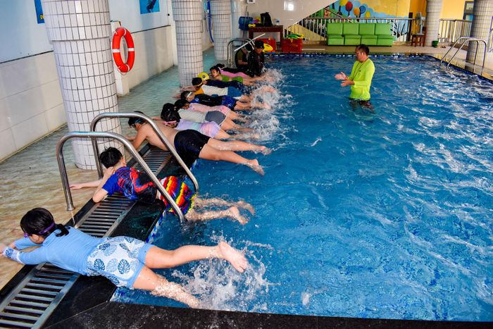 Trường Tiểu học Hùng Vương (phường Hải Châu) liên tục tổ chức các lớp dạy bơi vào dịp hè hằng năm. Ảnh: BẢO LÂM