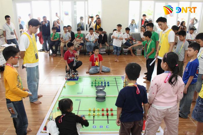 Học sinh tiểu học tham gia cuộc thi Robocon ORC khu vực miền Trung do Trường Đại học Sư phạm Kỹ thuật phối hợp tổ chức. Ảnh: THU HÀ