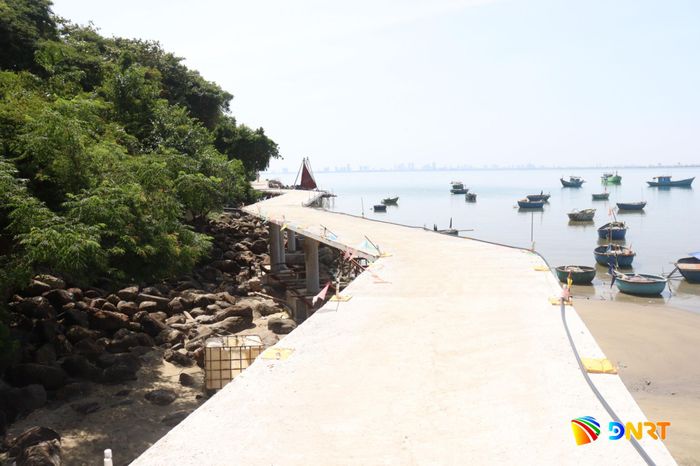 Cầu dạo bộ cảnh quan bao quanh ghềnh Nam Ô (phường Hải Vân) đang được nhiều người dân trông chờ hoàn thành để mang lại trải nghiệm mới về không gian biển và cảnh quan, sinh thái ghềnh Nam Ô. Ảnh: HOÀNG HIỆP